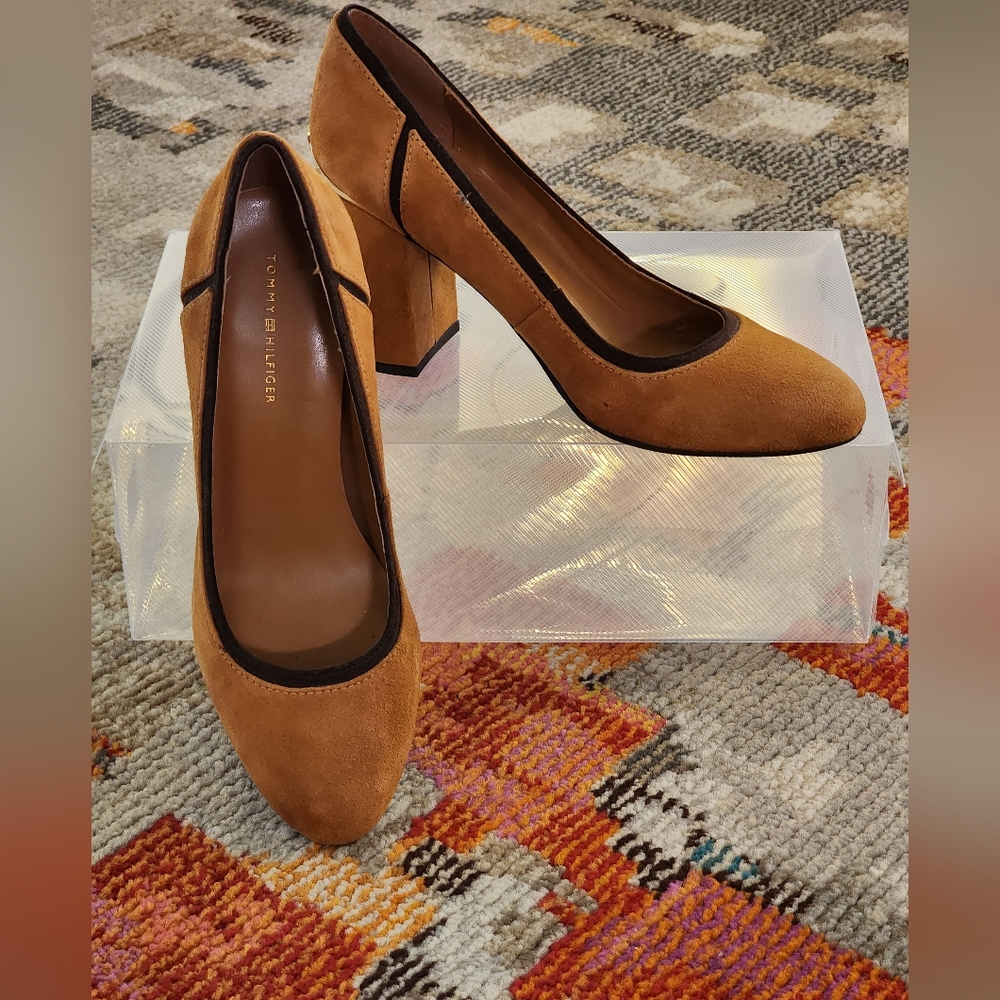Vintage TOMMY HILFIGER Suede Pumps, Camel w/Brown Trim, Gold Heel Detail, W 7.5M